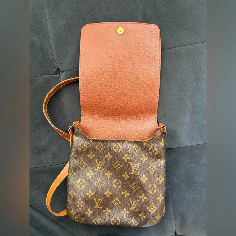 Louis Vuitton Authenticate Monogram shoulder Bag